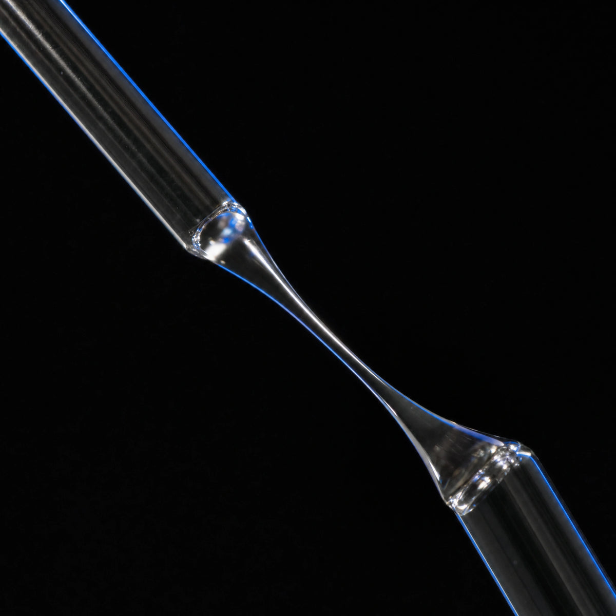 <strong>Dimethicone + Bis-Aminopropyl Dimethicone</strong>
